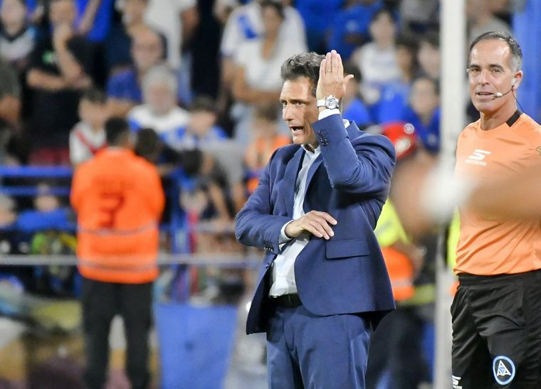 Después de que Herrera anotara el primer tanto de la noche, a Barros Schelotto se lo vio muy molesto. Foto: FotoBaires