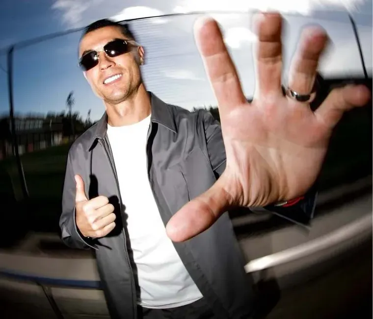 Remera blanca, campera gris y lentes que hicieron toda la diferencia. Remera blanca, campera gris y lentes que hicieron toda la diferencia.