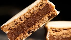 Descubrí la receta de alfajores de chocolate blanco más rica y cremosa. Descubrí la receta de alfajores de chocolate blanco más rica y cremosa.