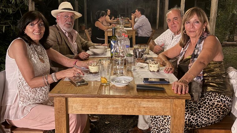 Liliana y Rubén salieron a comer con Roberto y Ana. Liliana y Rubén salieron a comer con Roberto y Ana.