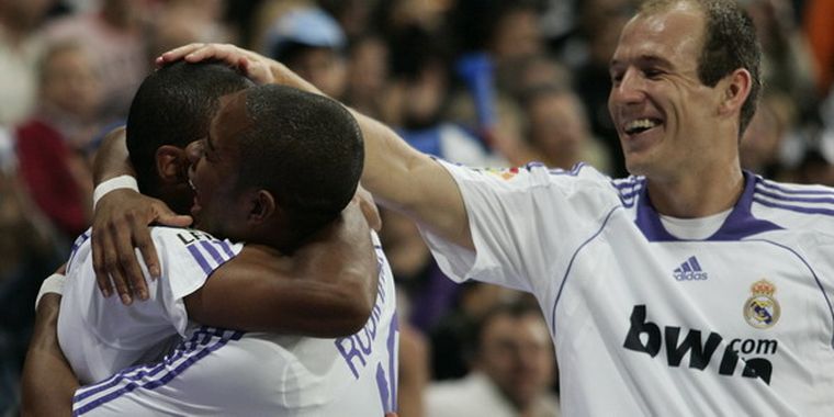 Todos felicitan a Baptista por su gol. Foto: EFE
