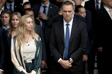 Ante el creciente ruido mediático y la presión judicial, Manuel Adorni planea una contraofensiva administrativa. Ante el creciente ruido mediático y la presión judicial, Manuel Adorni planea una contraofensiva administrativa.