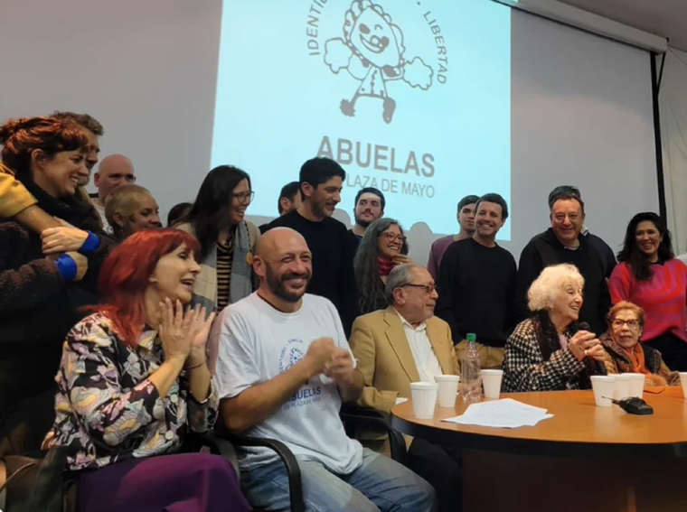 El Tano Santucho celebró la aparición de su hermano en una conferencia de prensa junto a Abuelas. Foto: Twiter @abuelasdifusion