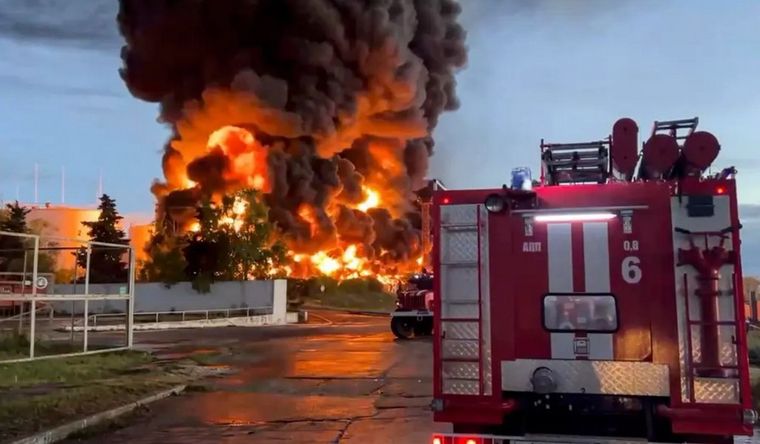Sebastopol Crimea ataque ucraniano Captura de un vídeo distribuido por el canal Telegram del Gobernador de Sebastopol que muestra las labores de extinción de un incendio en un depósito de petróleo en Sebastopol, Crimea, el pasado 29 de abril, tras un ataque con drones. Foto: Efe.