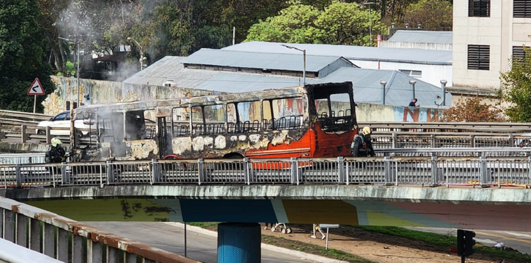 En pocos minutos, los bomberos lograron extinguir las llamas.