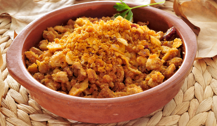 Aunque es una receta salada, en muchas regiones de Extremadura se sirve con uvas, naranjas o melón, creando un contraste dulce-salado muy característico y sorprendente.