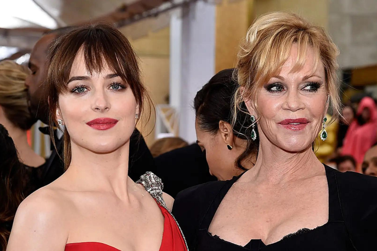 DAKOTA JOHNSON TIENE UNA VIDA CARGADA DE ANÉCDOTAS. ESO LE OCURRE POR HABER NACIDO EN UNA FAMILIA DE GRANDES ESTRELLAS DE CINE.