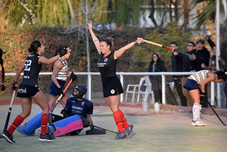 Quedaron conformados los cruces por el campeonato y la permanencia en el hockey femenino. Foto: Prensa Alemán