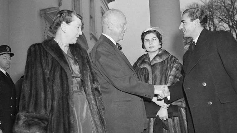 En diciembre de 1954, durante el gobierno de Einsenhower, el Sha de Irán y su esposa, la reina Soraya, visitaron la Casa Blanca. Foto: GETTY IMAGES