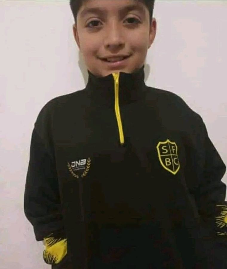 El niño fallecido con un buzo del club de barrio donde jugaba al fútbol Foto: red social X