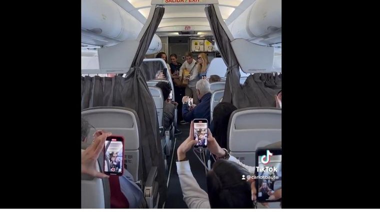 Carlos Baute y Marta Sánchez sorprendieron a los pasajeros de un vuelo que atravesó turbulencias Foto: Tik Tok