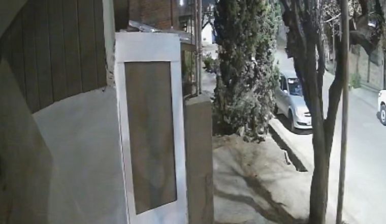 Las cámaras de seguridad captaron a dos delincuentes que robaron una vivienda en Guaymallén y escaparon con un televisor.