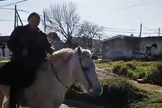 La llegada del candidato libertario Mariano Crespi. La llegada del candidato libertario Mariano Crespi.