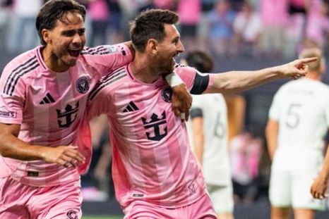 Abrazado por Telasco Segovia, Lionel Messi celebra el empate de Inter Miami ante Austin FC en el flamante Nu Stadium. Abrazado por Telasco Segovia, Lionel Messi celebra el empate de Inter Miami ante Austin FC en el flamante Nu Stadium.