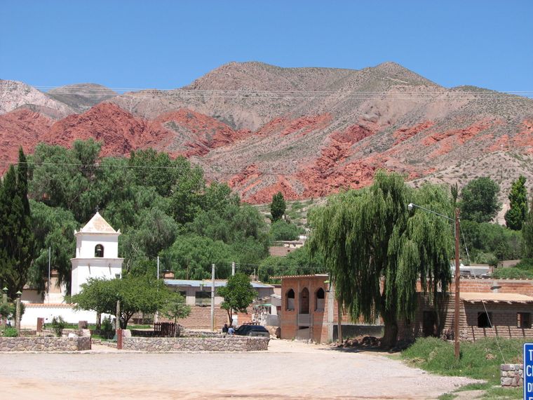 Uquía conserva una de las imágenes más particulares de la Quebrada, con su iglesia colonial recortada sobre el paisaje jujeño.