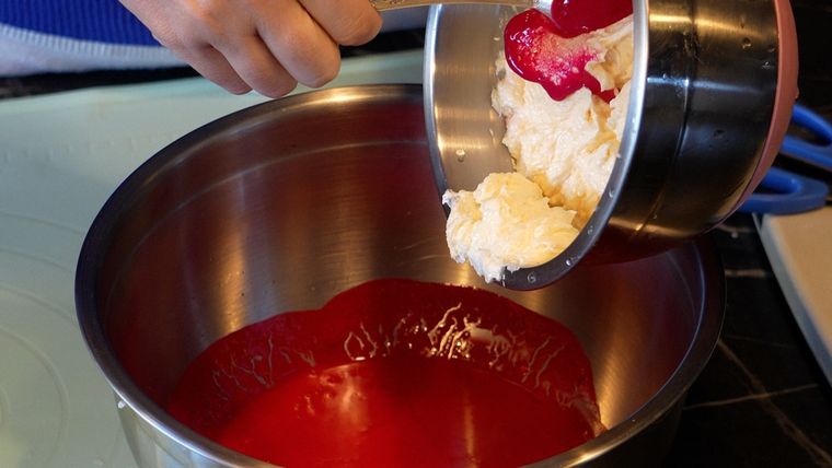 ELa receta original del pastel tenía un tono marrón rojizo natural, producto de una reacción química entre el cacao y los ingredientes ácidos. ELa receta original del pastel tenía un tono marrón rojizo natural, producto de una reacción química entre el cacao y los ingredientes ácidos.