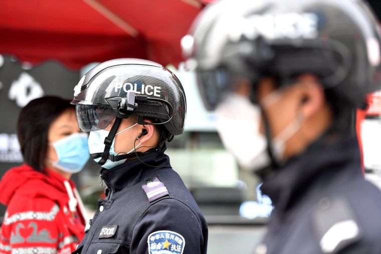 Policía China Los agentes de la República Popular pueden detectar diferencias de temperatura entre los transeúntes. Imagen: China Daily.
