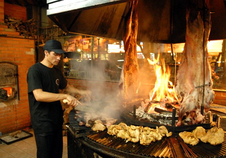 A resignarse: un kilo de asado de tira se consigue por unos 37 pesos. Foto: Nacho Gaffuri / MDZ