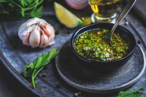 Prueba una de las salsas más ricas que nos ofrece la gastronomía argentina: receta de salsa chimichurri. Prueba una de las salsas más ricas que nos ofrece la gastronomía argentina: receta de salsa chimichurri.