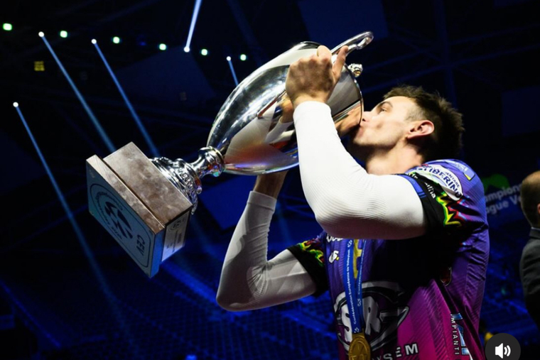 Tras haber conquistado la Champions con el Perugia, Agustín Loser se prepara para jugar con la Selección argentina de vóley. (Instagram) Tras haber conquistado la Champions con el Perugia, Agustín Loser se prepara para jugar con la Selección argentina de vóley. (Instagram)