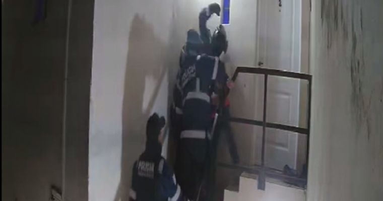 El video muestra a varios policías golpeando a un joven en la entrada de una vivienda tras un operativo de tránsito en Río Gallegos.