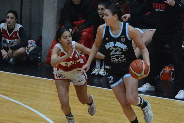 San José quedó a un paso del título en la Superliga de básquet femenina tras superar a Atenas.