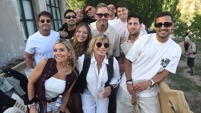 Barbarita Vila, Cuqui Martínez, Pablo Alvarez y un grupo muy divertido. Barbarita Vila, Cuqui Martínez, Pablo Alvarez y un grupo muy divertido.
