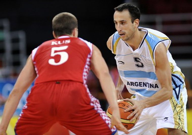 Manu domina la pelota en el triunfo sobre Croacia. Foto: NA