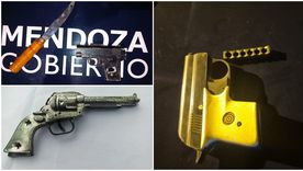 Una pistola, un cuchillo y dos réplicas de arma de fuego, el resultado de los operativos durante el fin de semana en el Gran Mendoza. Una pistola, un cuchillo y dos réplicas de arma de fuego, el resultado de los operativos durante el fin de semana en el Gran Mendoza.
