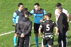 Reunión entre árbitros y capitanes para la reanudación del partido Foto: Captura de video.
