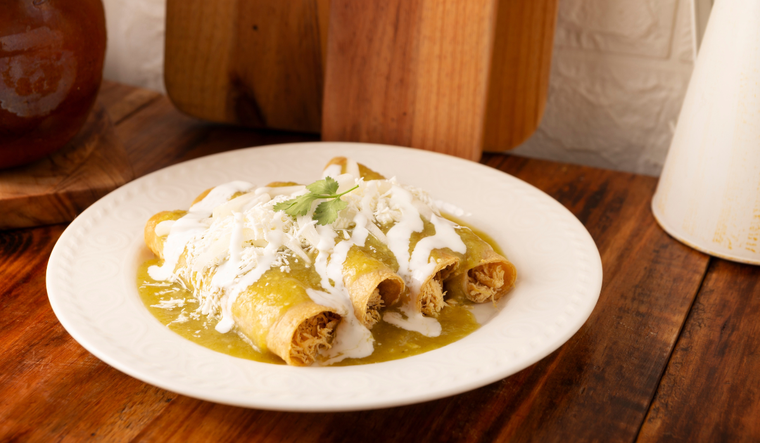 Las enchiladas verdes suelen servirse con crema y queso fresco, aunque en algunas regiones se acompañan con aguacate. ¡Disfruta la receta! Las enchiladas verdes suelen servirse con crema y queso fresco, aunque en algunas regiones se acompañan con aguacate. ¡Disfruta la receta!