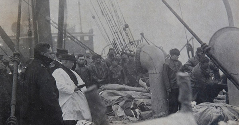 Esta pieza documental capturada en abril de 1912, retrata la despedida a las víctimas del naufragio más famoso de la historia, oficiada por el reverendo Kenneth Hind en plena misión de recuperación de los cuerpos. Esta pieza documental capturada en abril de 1912, retrata la despedida a las víctimas del naufragio más famoso de la historia, oficiada por el reverendo Kenneth Hind en plena misión de recuperación de los cuerpos.