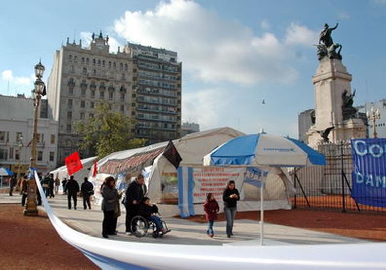 La agrupacion kirchnerista Compromiso K instalo carpas en la plaza del congreso. Foto: NA