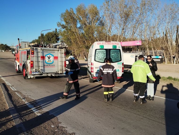 Bomberos, policías y médicos del SEC en el lugar del hecho. Foto: Foto: Twitter Matias Pascualetti