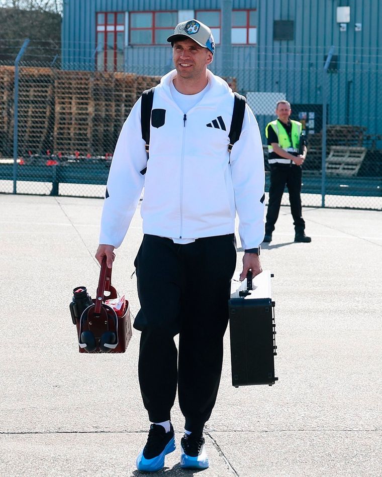 El Dibu calentó la previa del duelo ante el PSG. Foto: Aston Villa
