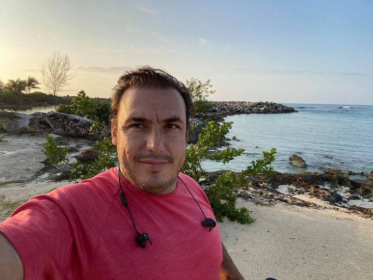 Carlos Juárez está radicado en México