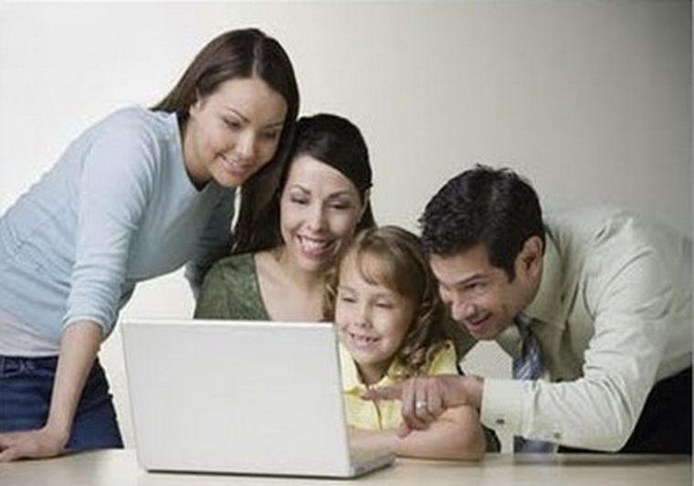 Toda la familia, unida por la red. Foto: web