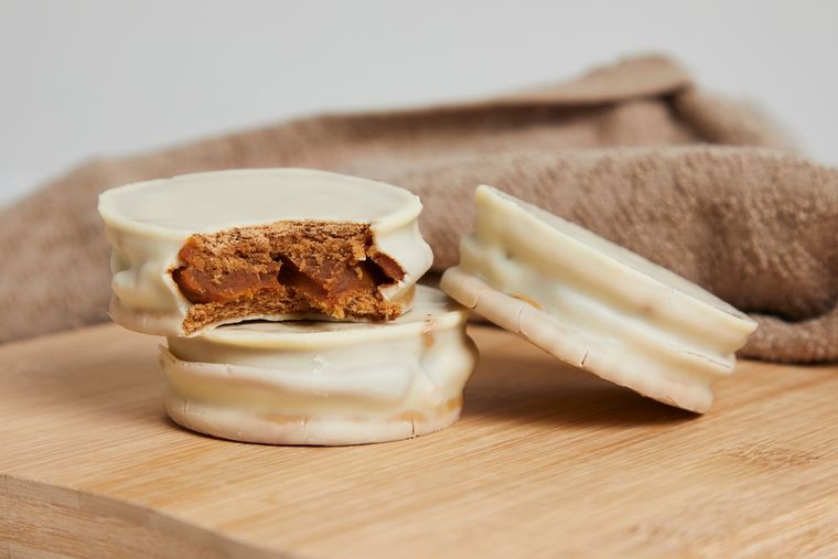 Algunas recetas incluyen un baño de chocolate con cobertura amarga para equilibrar la dulzura del relleno. Algunas recetas incluyen un baño de chocolate con cobertura amarga para equilibrar la dulzura del relleno.