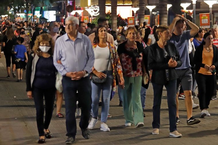 Miles de personas llegaron a Carlos Paz para disfrutar del fin de semana largo.