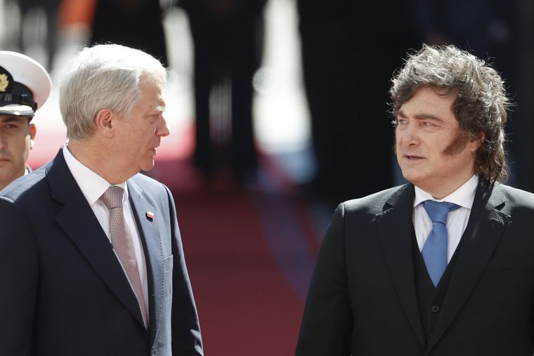 Javier Milei junto al presidente de Chile en el Palacio de la Moneda. Javier Milei junto al presidente de Chile en el Palacio de la Moneda.