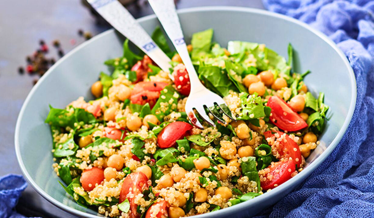 Ensalada de quinoa con garbanzos y espinacas: receta saludable y fácil Foto: Shutterstock Ensalada de quinoa con garbanzos y espinacas: receta saludable y fácil Foto: Shutterstock
