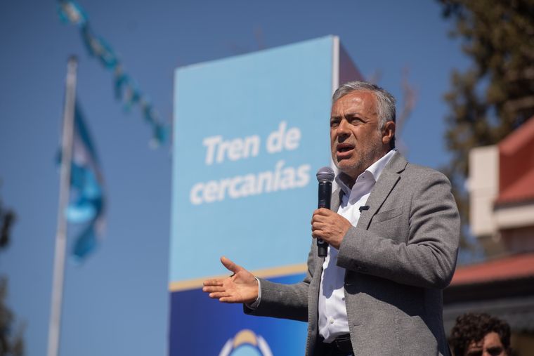 Tren de cercanías desde Junín a Maipú. El gobernador Alfredo Cornejo.