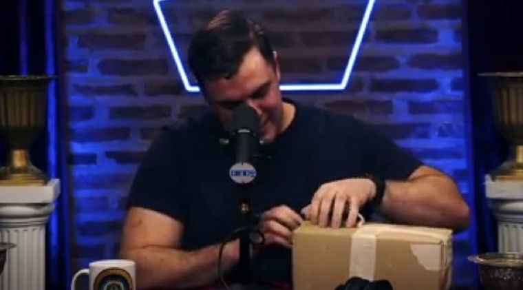 Daniel Parisini tratando de abrir la caja con el presente de Milei Foto: Captura de video