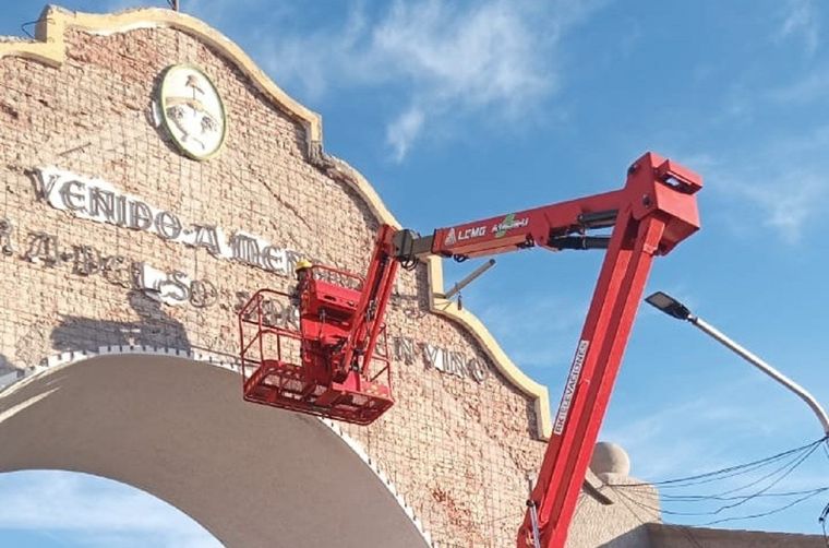 Operarios trabajan en la recuperación de la fachada del Arco Desaguadero.