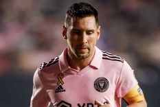 la genial foto de messi con un grupo de chicos que visito el predio de inter miami