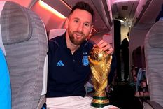 Al igual que todos los campeones, la AFA deberá entregarle la copa original a la FIFA , que le otorgará una réplica. Foto: @leomessi. Al igual que todos los campeones, la AFA deberá entregarle la copa original a la FIFA , que le otorgará una réplica. Foto: @leomessi.