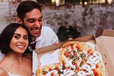 Una pareja de recién casados celebra con su pizza personalizada. Foto: Instagram