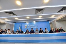 Intendentes y gobernadores peronistas le aplican un correctivos a los pibes de La Cámpora. Intendentes y gobernadores peronistas le aplican un correctivos a los pibes de La Cámpora.