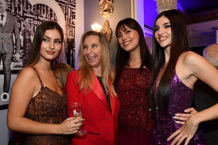 La hermana de Javier Milei fue con un traje rojo al evento. La hermana de Javier Milei fue con un traje rojo al evento.