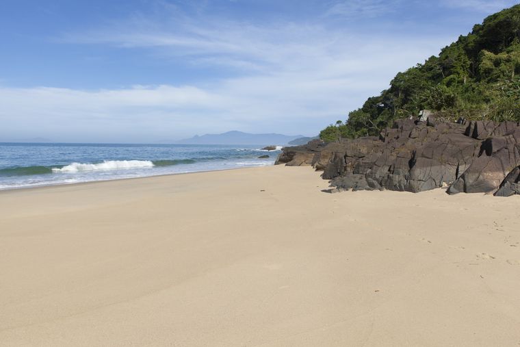 La playa silenciosa que invita a relajarse. La playa silenciosa que invita a relajarse. 